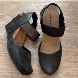 Pierre Dumas Enya black wedges 8 NWOT